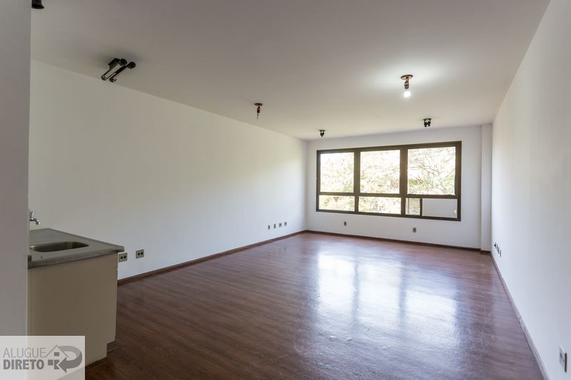 Sala comercial com bancada e janelas amplas