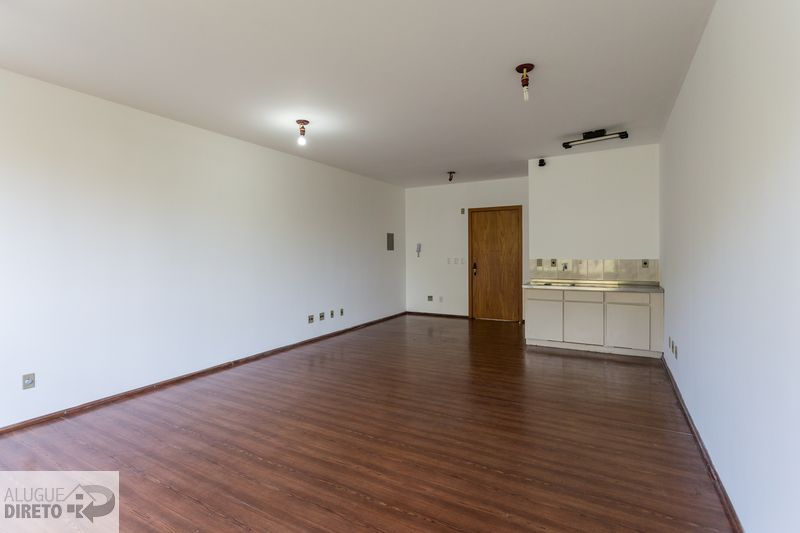 Sala comercial com armários planejados e bancada