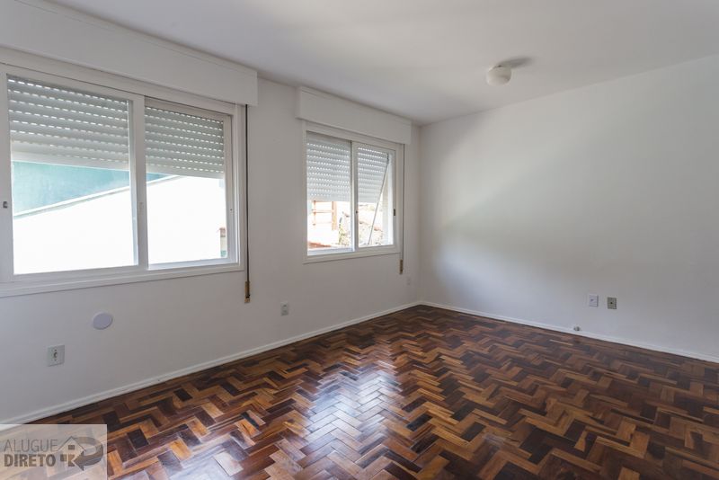 Sala espaçosa com piso em parquet e boa iluminação