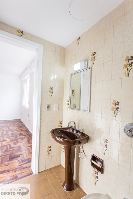 Banheiro com bancada e acesso ao corredor