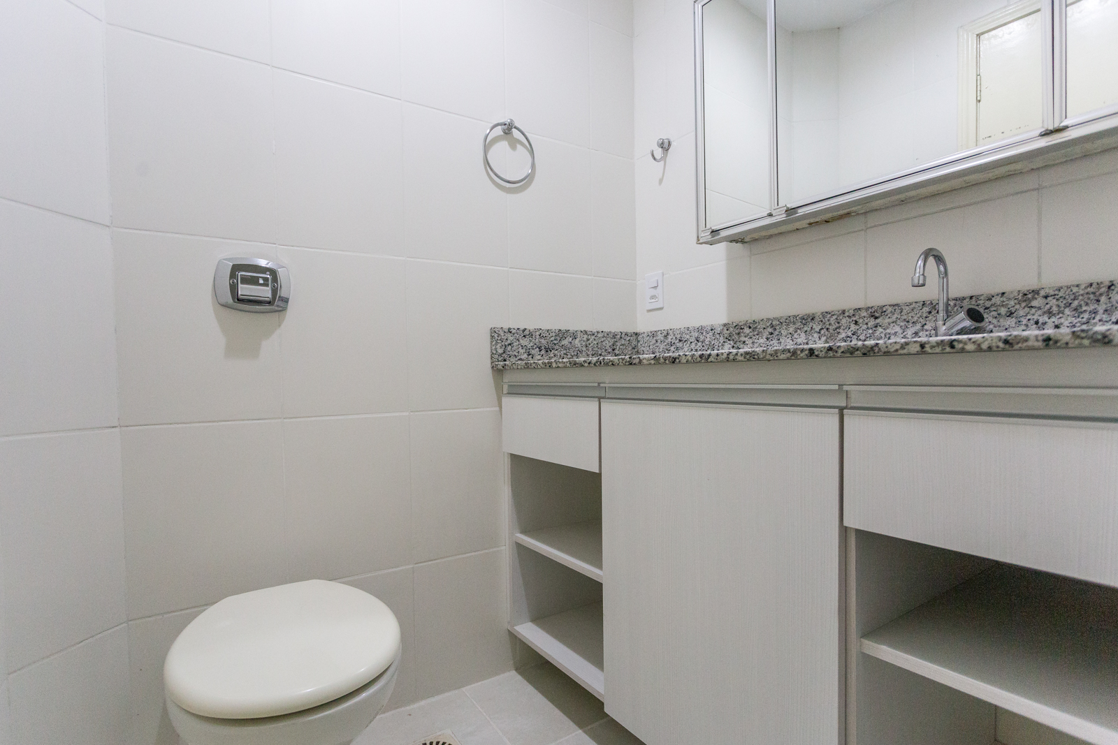 Banheiro com vaso sanitário e bancada