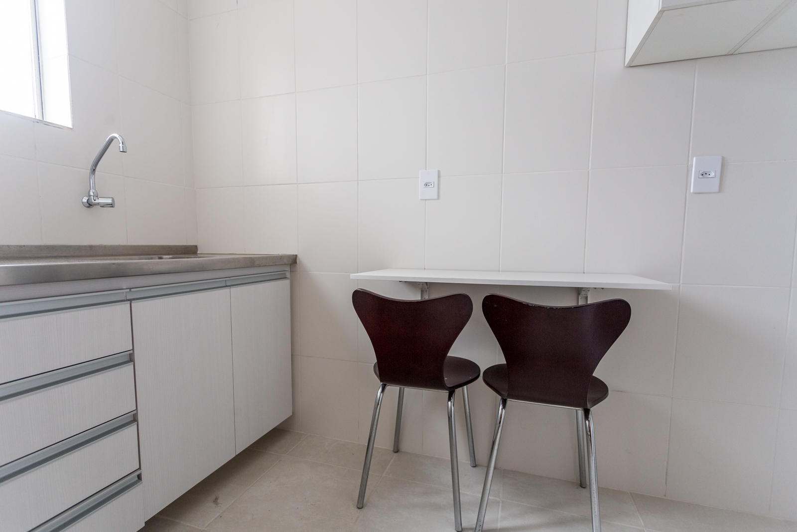 Cozinha com mesa e cadeiras embutidas